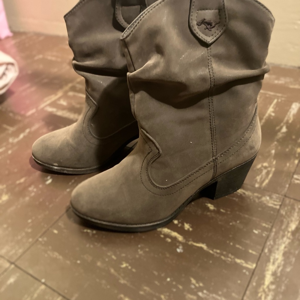 Near New Rocket dog Women's Gray Boots us 6.5